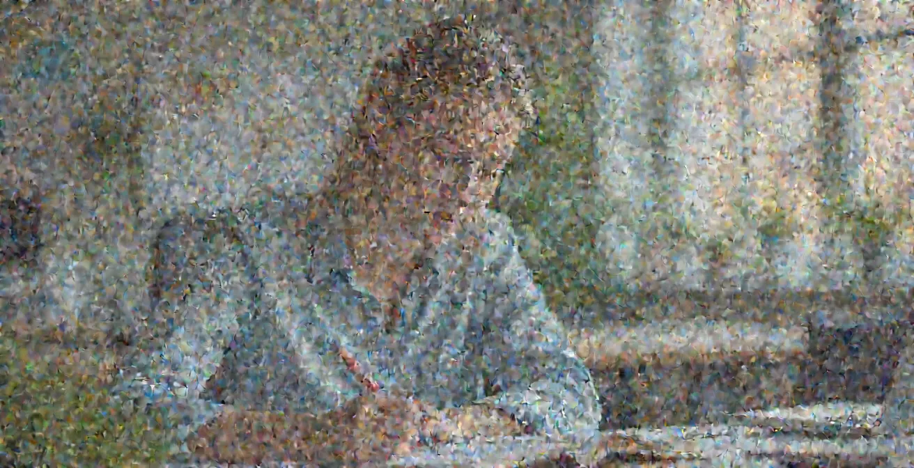 Person arbeitet konzentriert an einer einzelnen Aufgabe in ruhiger Büroumgebung